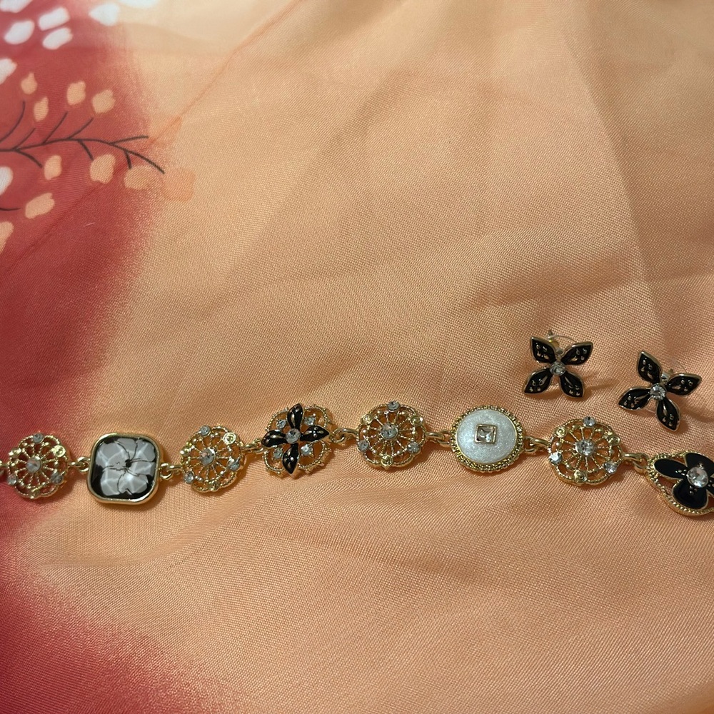 Elegant NAPIER Gold and Black Floral Bracelet Set